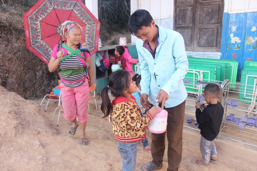 Trẻ tự mang cơm đến lớp tại điểm bản Huồi Pốc, Trường Mầm non Nậm Cắn 2, huyện Kỳ Sơn, Nghệ An.