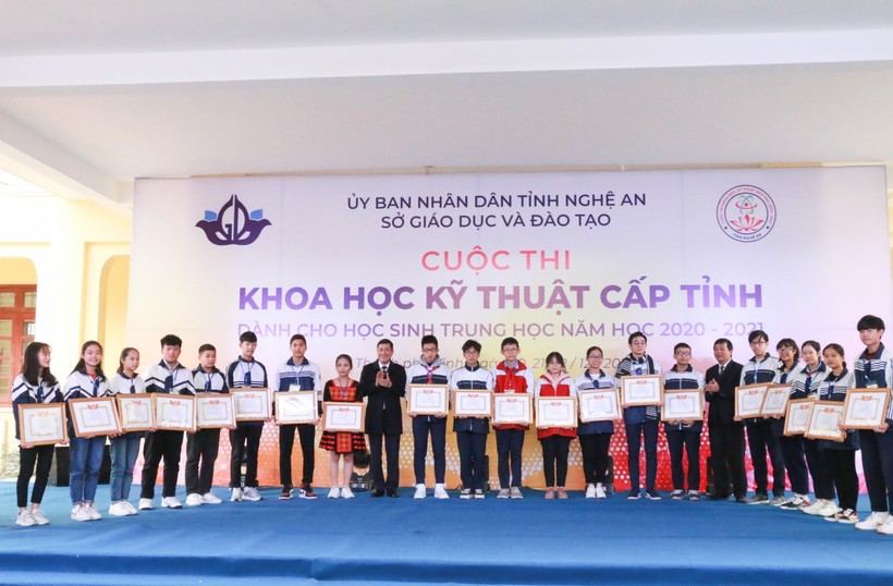 Các tác giả của 10 dự án đạt giải Nhất thi KHKT tỉnh Nghệ An năm học 2020 - 2021