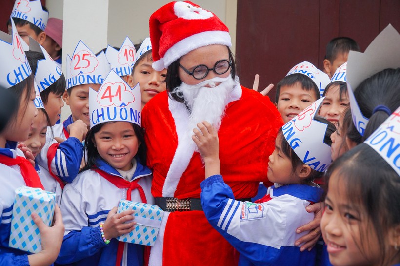 Học sinh Trường Tiểu học Quỳnh Lâm B (huyện Quỳnh Lưu, Nghệ An) vui nhận quà của "ông già Noel".
