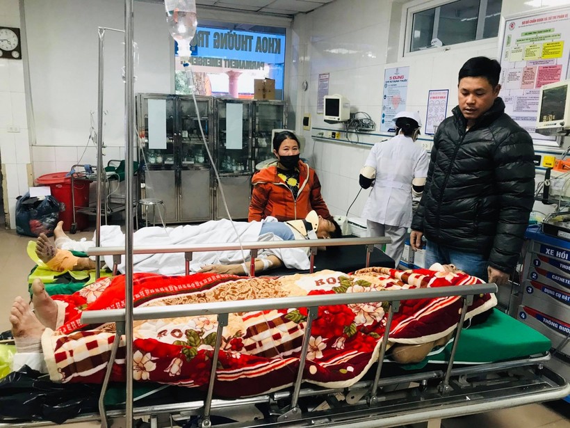 Các nạn nhân đang được cấp cứu tại Bệnh viện Đa khoa 115 Nghệ An. Ảnh: Nguyệt Anh.
