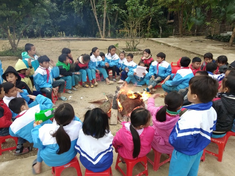 Học sinh Trường Tiểu học Hữu Khuông (huyện Tương Dương, Nghệ An) đốt củi sưởi ấm trong giờ ra chơi.