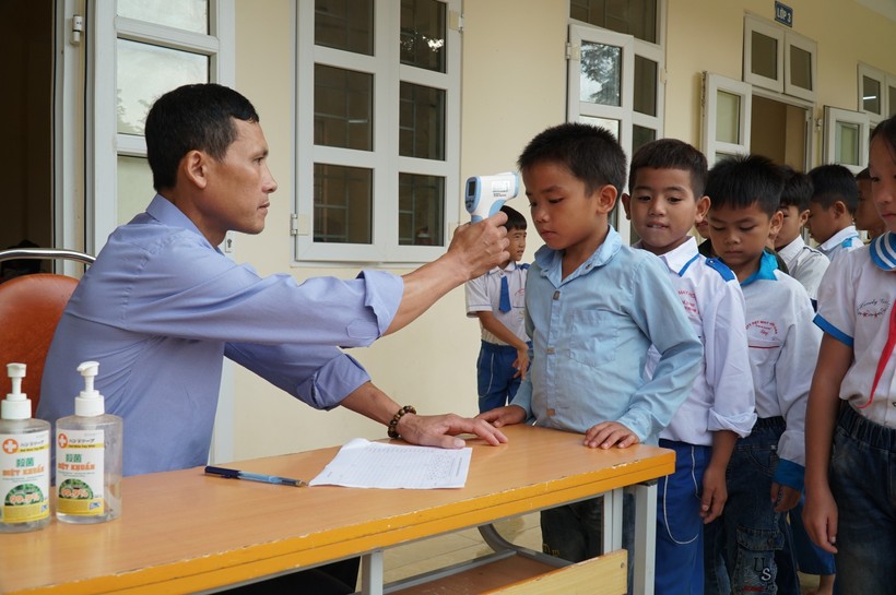 Đo thân nhiệt cho học sinh tại trường biên giới Tiểu học Mai Sơn (huyện Tương Dương, Nghệ An)