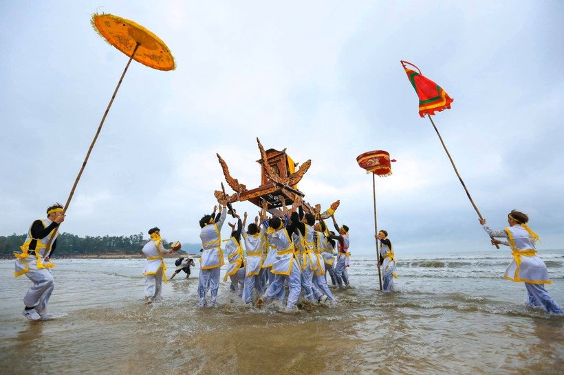 Tục chạy Ói tại Lễ hội đền Cờn (thị xã Hoàng Mai, tỉnh Nghệ An)