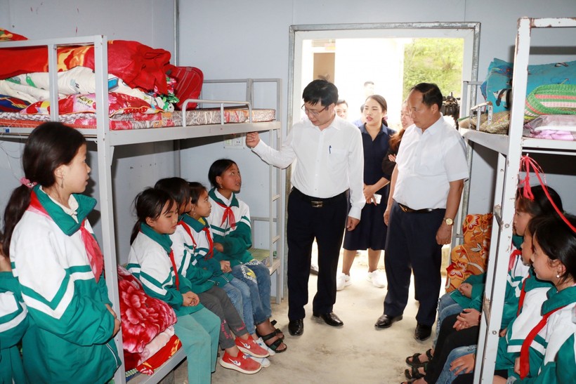 Đoàn công tác của UBND tỉnh Nghệ An thăm học sinh ở bán trú tại Trường Tiểu học Mường Lống 1, huyện Kỳ Sơn