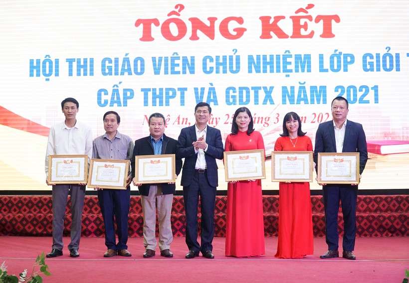 Ông Thái Văn Thành - Giám đốc Sở GD&ĐT Nghệ An trao giấy khen cho 6 tập thể có thành tích xuất sắc tại hội thi.