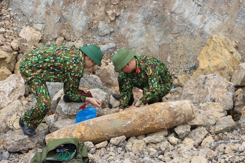 Lực lượng chức năng Nghệ An hủy nổ quả bom nặng 250 bảng Anh. Ảnh: Trọng Kiên