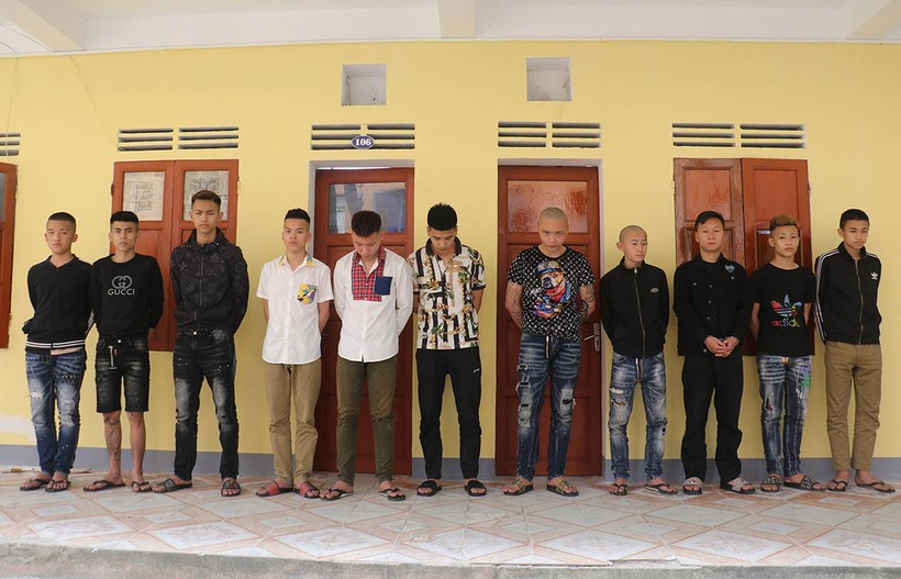 Công an TP Vinh, Nghệ An bắt giữ và khởi tố 9 bị can vụ "chôn sống" nam thanh niên dưới hố cát. Ảnh: Công an cung cấp.