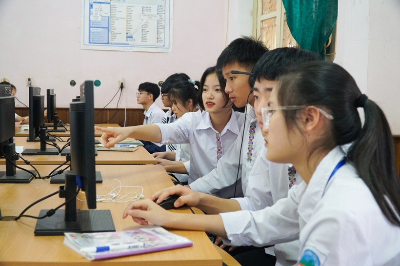 Giờ học môn Tin của học sinh Trường PT Dân tộc nội trú THPT tỉnh Nghệ An