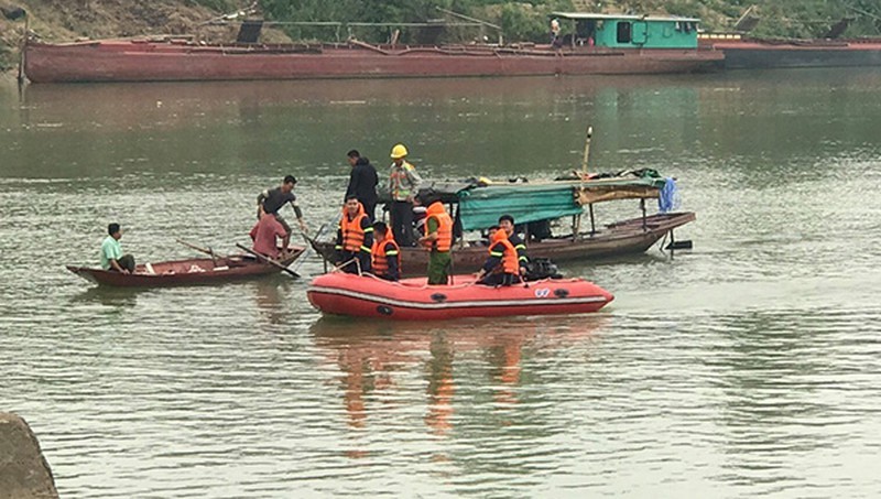 Lực lượng chức năng tìm kiếm nữ sinh gieo mình xuống sông Lam