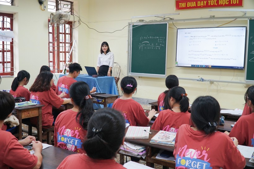 Cô trò Trường PT Dân tộc nội trú THPT tỉnh Nghệ An trong giờ luyện đề thi môn Toán.