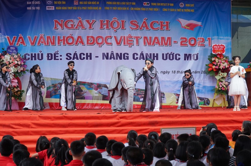 Phần thi kể chuyện "Thầy bói xem voi" bằng tiếng Anh của học sinh Trường Tiểu học Hà Huy Tập 1 (TP Vinh, Nghệ An)