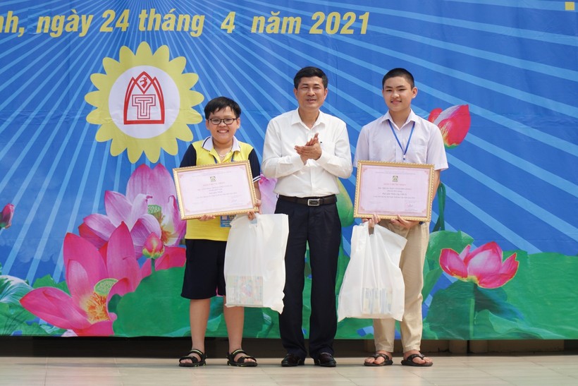 Ông Thái Văn Thành - Giám đốc Sở GD&ĐT Nghệ An trao giải Nhất tập thể cho đội Tiểu học TP Vinh A và THCS huyện Đô Lương.