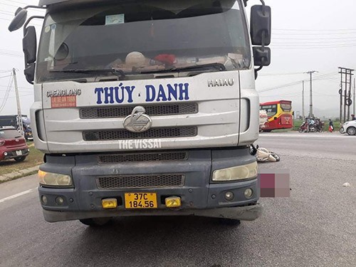 Xe tải mang logo Thuý Danh tại hiện trường vụ tai nạn.