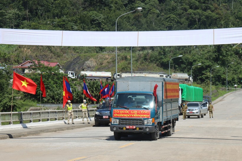 Xe đưa 95 hài cốt liệt sỹ, quân tình nguyện, chuyên gia Việt Nam hi sinh tại Lào qua Cửa khẩu Nậm Cắn (Kỳ Sơn, Nghệ An) về nước.