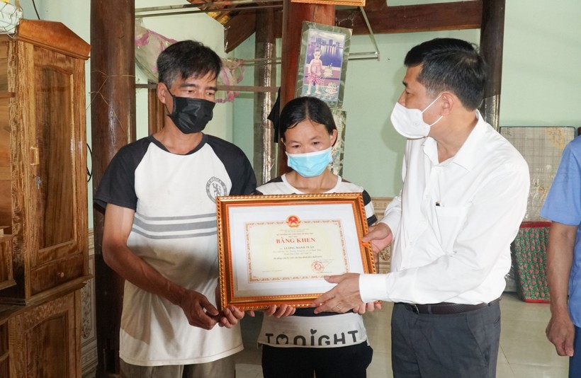Ông Thái Văn Thành - Giám đốc Sở GD&ĐT Nghệ An trao Bằng khen cho gia đình em Lương Mạnh Tuấn.
