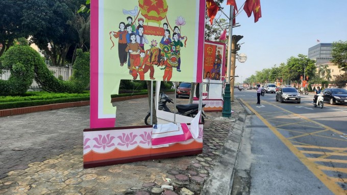 Khung tranh tuyên truyền bầu cử bị phá hoại tại TP Vinh, Nghệ An