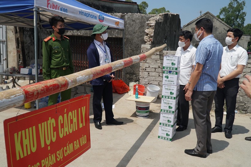 Đoàn công tác Sở GD&ĐT Nghệ An thăm hỏi, động viên và tặng quà cho vùng phong tỏa xã Quỳnh Lập, thị xã Hoàng Mai.