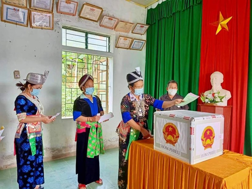 Cử tri của các huyện Kỳ Sơn, Tương Dương, Quế Phong, Con Cuông của tỉnh Nghệ An đã đi bầu cử sớm