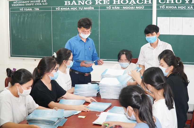 Trường THPT Cửa Lò 1 (Nghệ An) kiểm tra hồ sơ đăng ký dự thi của thí sinh