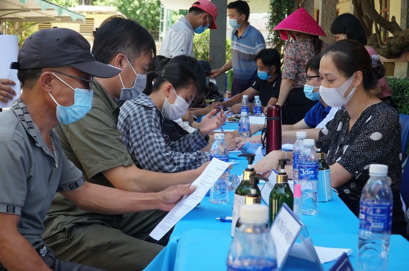Toàn bộ phụ huynh, thí sinh dự thi vào Trường THPT DTNT Nghệ An khai báo y tế trước khi vào trường.