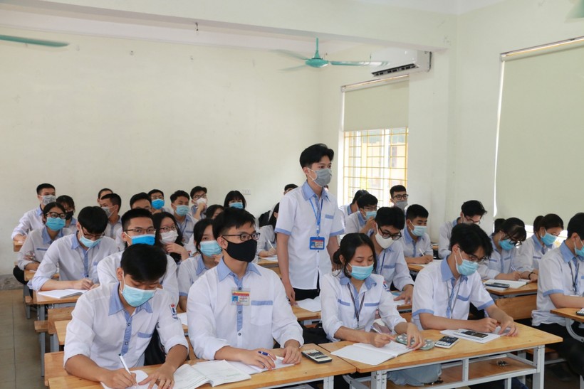 Học sinh Trường THPT Hà Huy Tập trong giờ ôn thi Tốt nghiệp THPT 2021