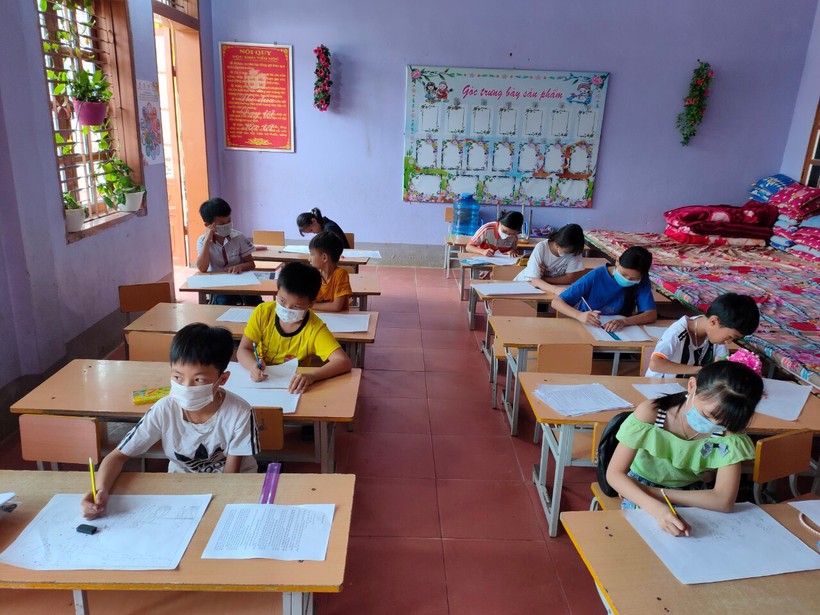 Học sinh tham gia vẽ tranh "Dinh dưỡng lành mạnh quanh em" tại Trường Tiểu cho Tô Múa, Mộc Châu, Sơn La.