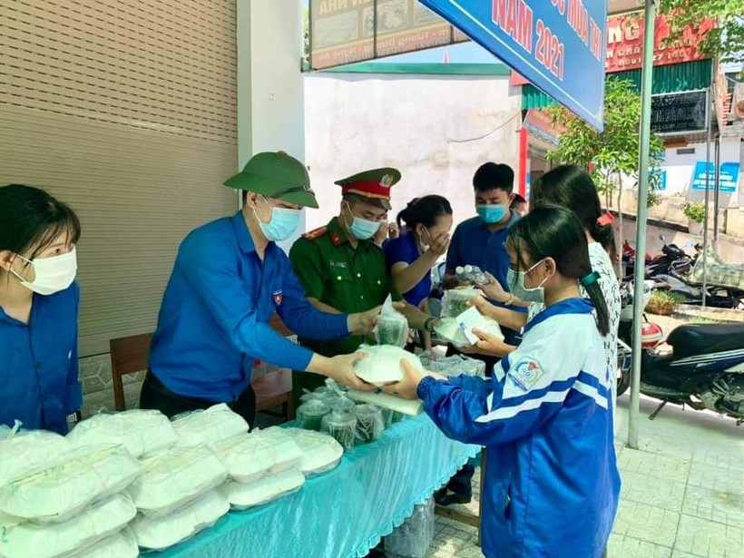 Tặng suất cơm miễn phí cho thí sinh dự thi tại huyện Tương Dương, Nghệ An