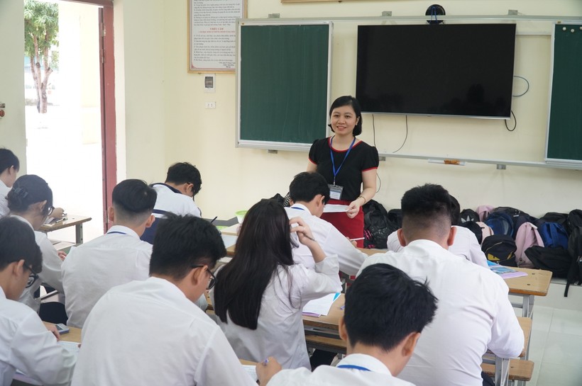  Học sinh làm bài thi thử môn Địa lý tại Trường THPT Huỳnh Thúc Kháng trước thời điểm nghỉ hè.