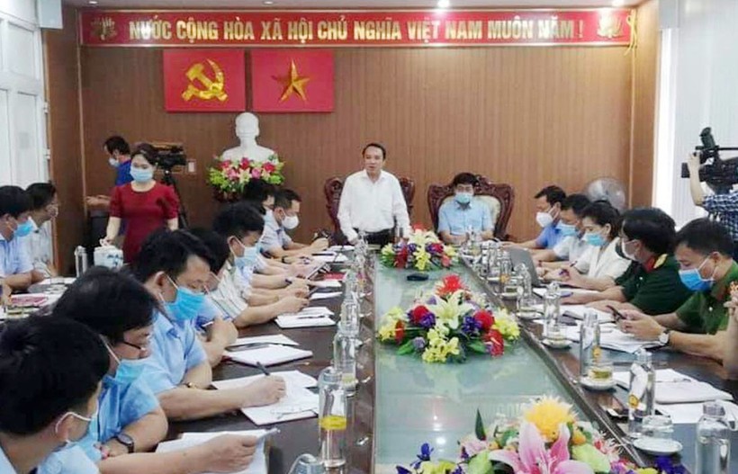 Ban chỉ đạo phòng chống dịch Covid-19 tỉnh Nghệ An họp khẩn về trường hợp dương tính với SARS-CoV-2 đầu tiên tại TP Vinh.