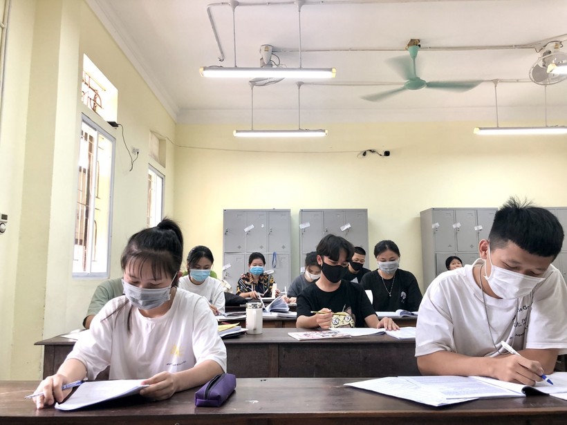Học sinh Trường Phổ thông DTNT THPT tỉnh Nghệ An tự ôn tập tại trường.