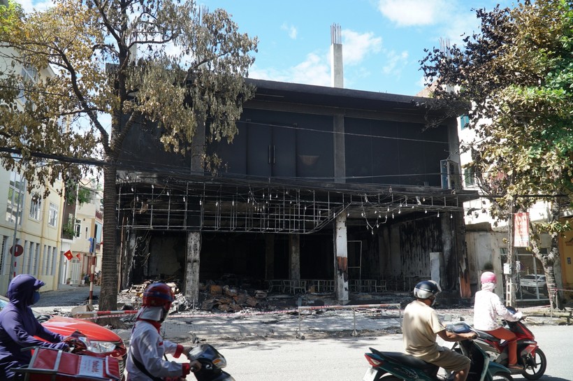 Toàn bộ phòng trà tại đường Đinh Công Tráng (phường Lê Mao, TP Vinh, Nghệ An) bị thiêu rụi 
