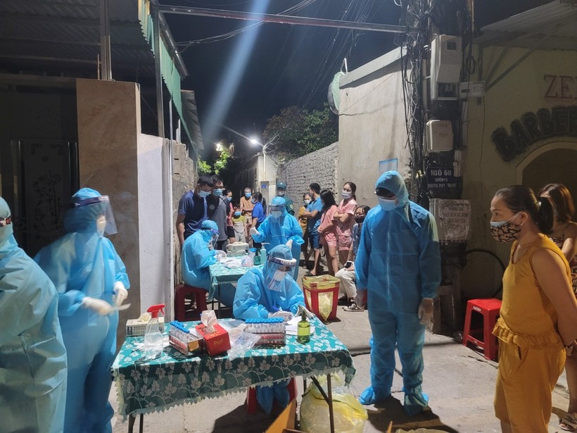 Lực lượng y tế lấy mẫu xét nghiệm người dân phường Hưng Dũng, TP Vinh, Nghệ An - khu vực BN Covid-19 sinh sống 