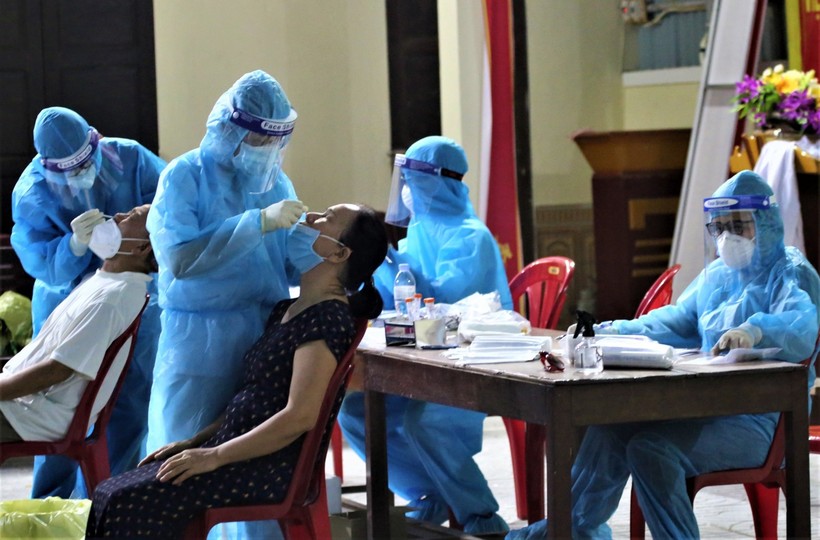 Cán bộ y tế lấy mẫy xét nghiệm  SARS-COV-2 cho người dân phường Hưng Bình, TP Vinh, Nghệ An