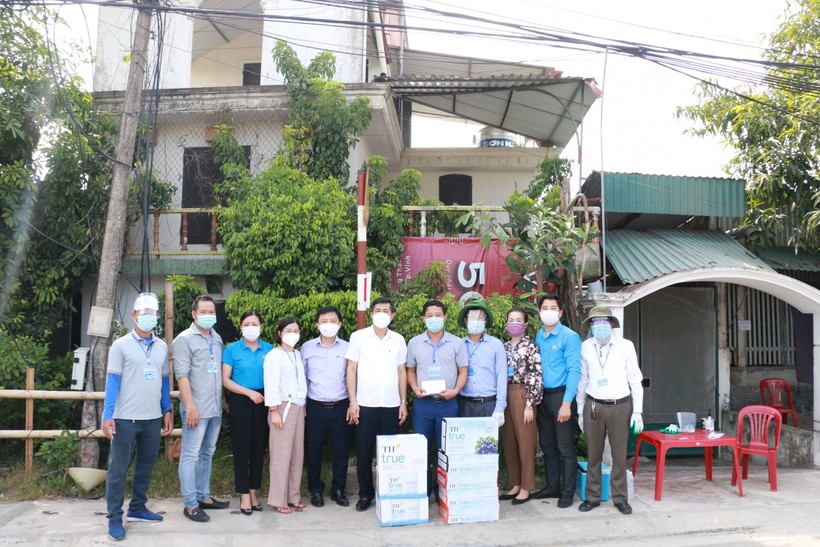 Đoàn công tác Sở GD&ĐT Nghệ An tặng quà hỗ trợ giáo viên, nhân viên TP Vinh tăng cường cho chốt kiểm soát.