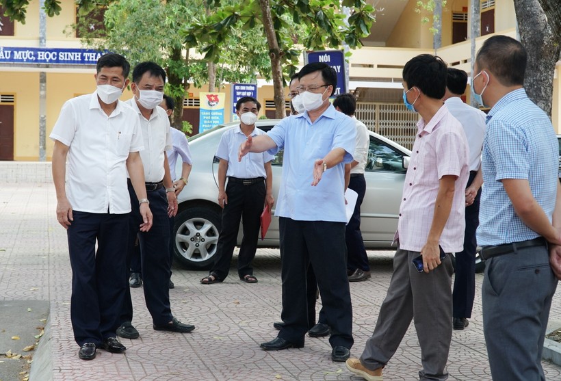 Đoàn kiểm tra Ban chỉ đạo thi tỉnh Nghệ An lưu ý công tác phân luồng thí sinh khi vào điểm thi.