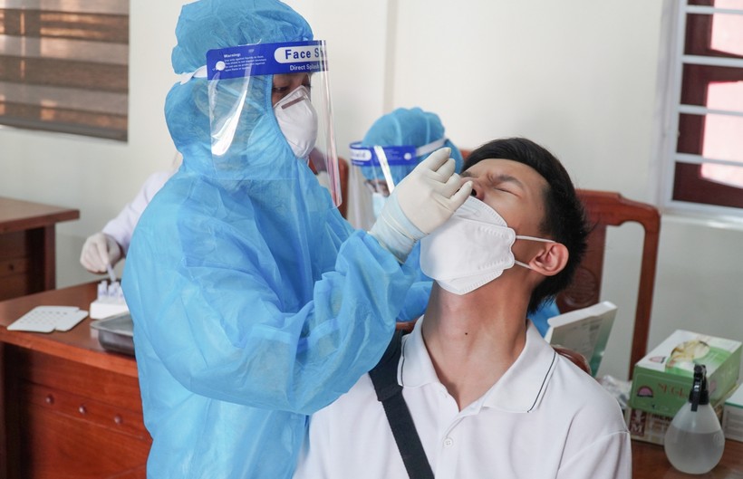 Test nhanh SARS-CoV-2 cho thí sinh diện F2 tại Trường THPT Huỳnh Thúc Kháng (TP Vinh, Nghệ An)