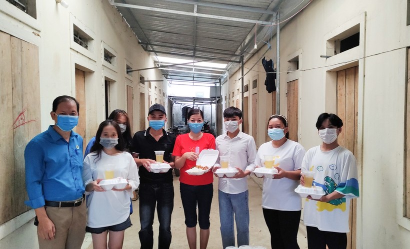 Gia đình thầy Ngô Chiến Thắng (GV Trường THPT Quế Phong, Nghệ An) cho thí sinh ở trọ miễn phí và nấu cơm hỗ trợ các em những ngày thi.