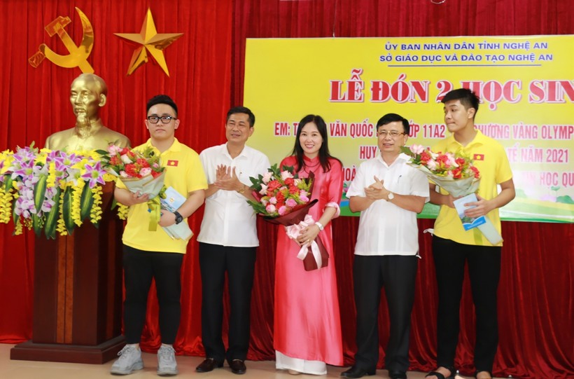 Lãnh đạo tỉnh và ngành giáo dục Nghệ An chúc mừng em Trương Văn Quốc Bảo và Nguyễn Hoàng Vũ.