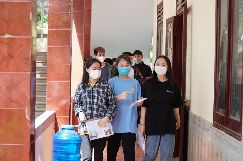 Nhiều trường học tại Nghệ An bắt đầu phát giấy chứng nhận tốt nghiệp THPT cho thí sinh.