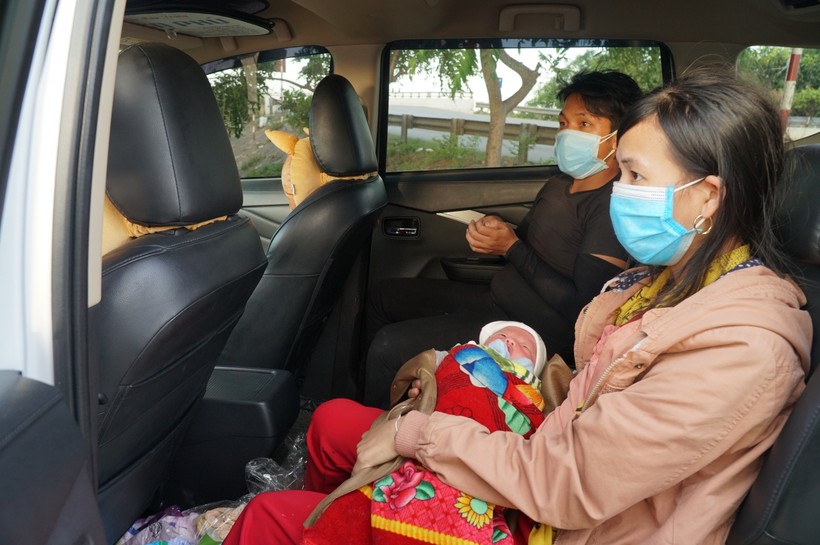Hai vợ chồng người Mông cùng con trai 10 ngày tuổi đã về tới Nghệ An