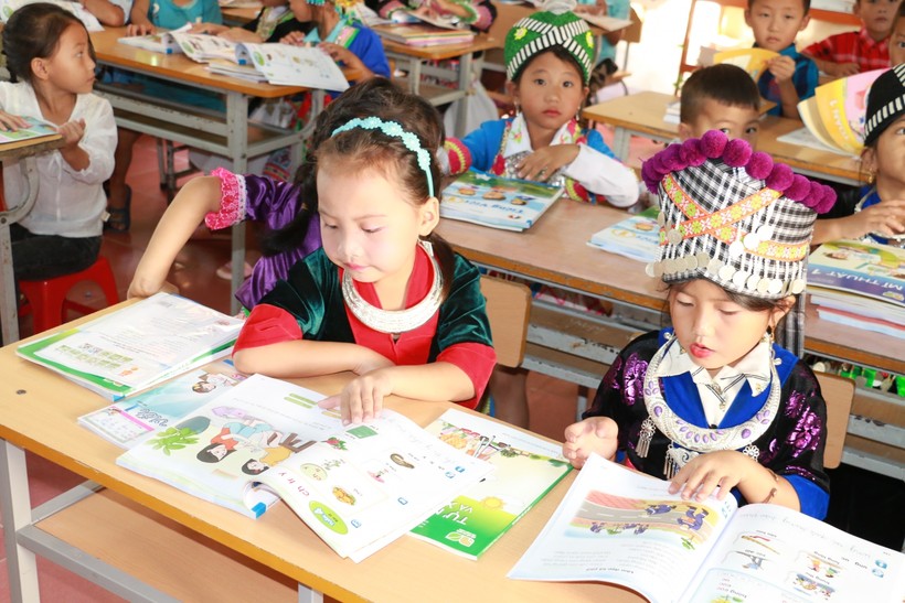 Học sinh Trường Tiểu học Nậm Cắn 1 (huyện Kỳ Sơn, Nghệ An) háo hức nhận SGK mới. Ảnh chụp trước khi bùng phát dịch Covid-19.