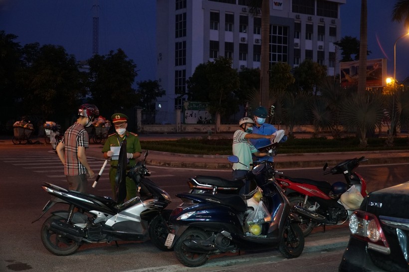 Lực lượng chức năng TP Vinh (Nghệ An) lập chốt lưu động kiểm soát việc đi đường của người dân.