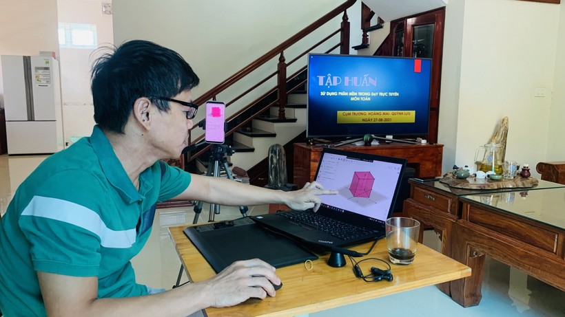 Giáo viên Trường THPT Hoàng Mai (thị xã Hoàng Mai, Nghệ An) tập huấn về dạy học trực tuyến năm học 2021 - 2022