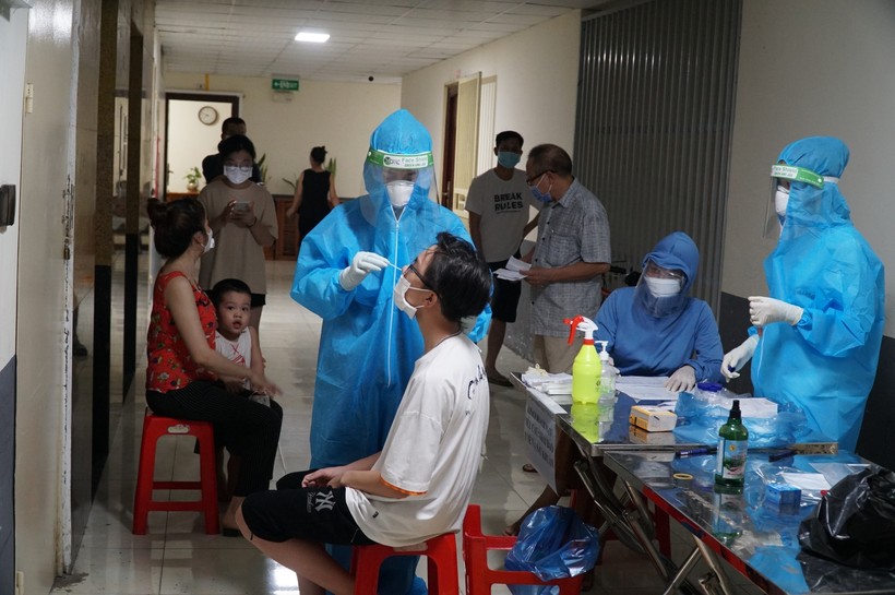 Nhân viên y tế lấy mẫu xét nghiệm sàng lọc cộng đồng tại TP Vinh, Nghệ An.