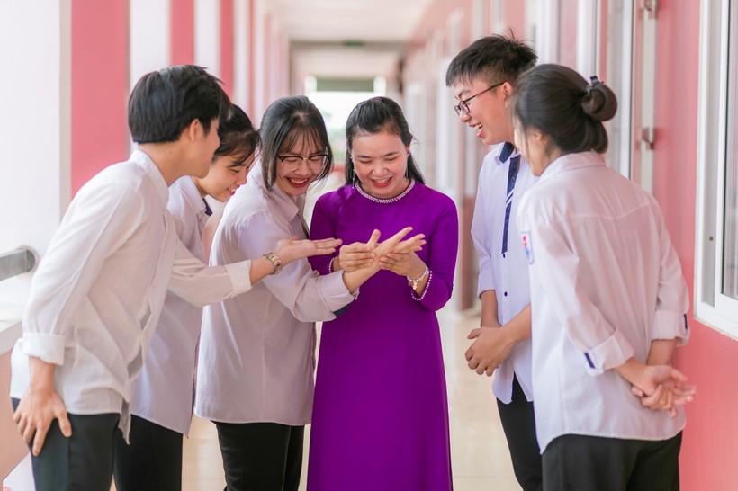 Cô Thái Thị Vũ Anh (GV Trường THPT Huỳnh Thúc Kháng, TP Vinh) trò chuyện cùng học sinh.