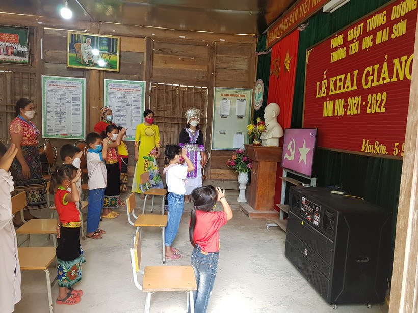 Cô trò Trường Tiểu học Mai Sơn, huyện Tương Dương, Nghệ An dự khai giảng trực tuyến
