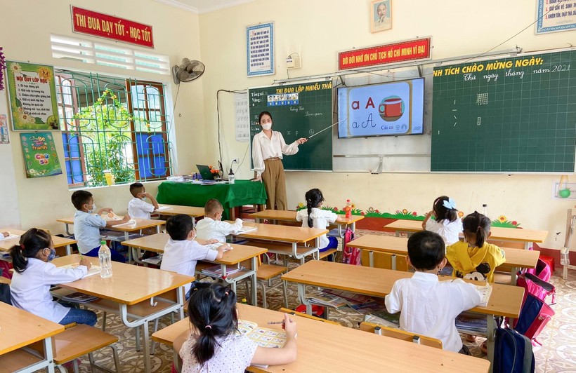 Buổi học trực tiếp đầu tiên trong năm học mới 2021-2022 của cô trò Trường Tiểu học Lạng Khê, Con Cuông, Nghệ An