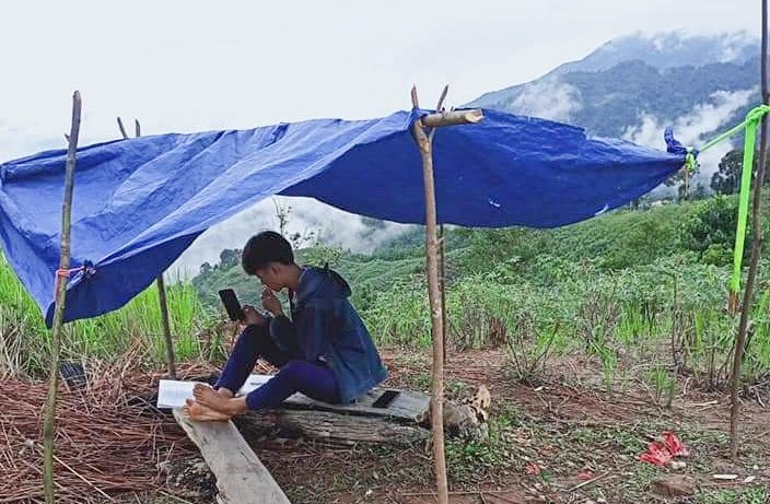 Lán tạm học trực tuyến được dựng trên đỉnh núi của học trò huyện biên giới Quế Phong, Nghệ An