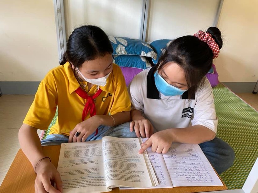 Học sinh Trường Phổ thông DTBT THCS Lưu Kiền, huyện Tương Dương (Nghệ An) hỗ trợ nhau trong học tập.
