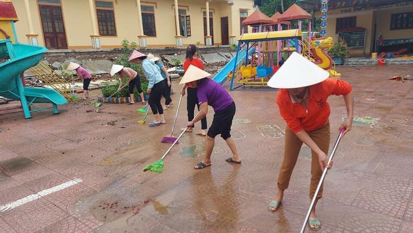 Giáo viên Trường Mầm non Nghĩa Lạc (huyện Nghĩa Đàn, Nghệ An) dọn dẹp vệ sinh trường lớp sau mưa lũ, sạt lở đất.
